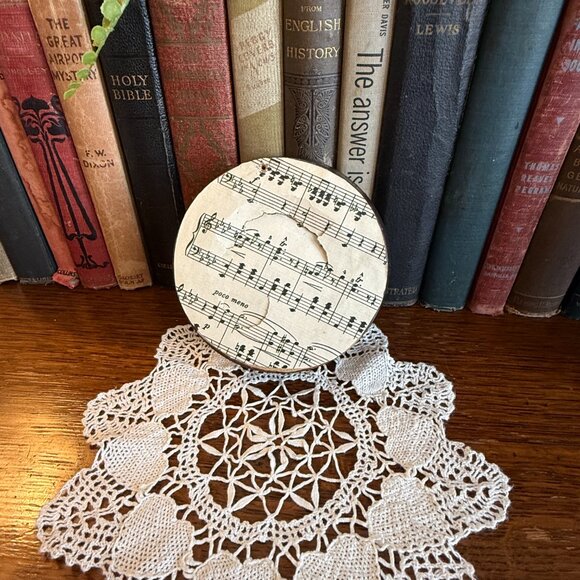 Vintage Round Wood Small Picture of Victorian Lady - Picture 8 of 13